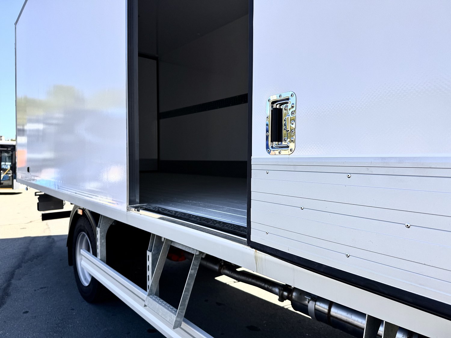 DongFeng C120N с изотермическим фургоном