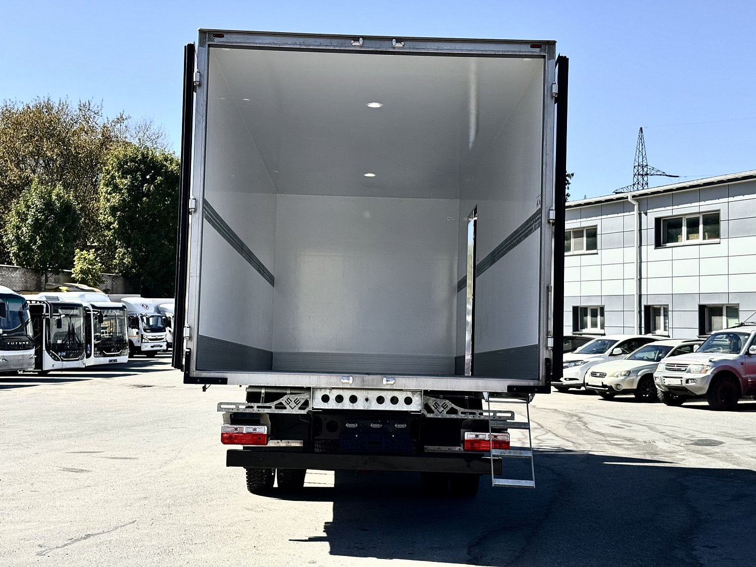 DongFeng C120N с изотермическим фургоном