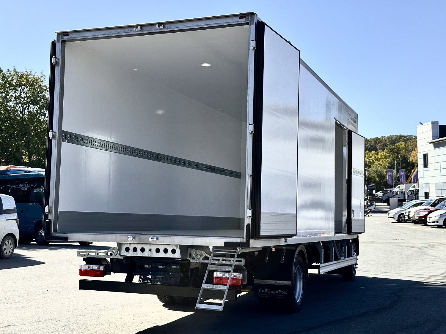 DongFeng C120N с изотермическим фургоном