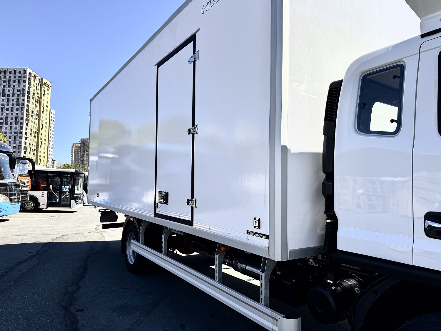 DongFeng C120N с изотермическим фургоном