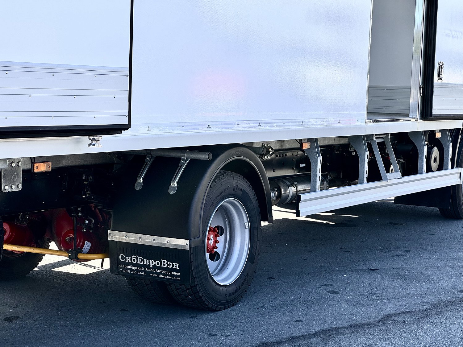 DongFeng C120N с изотермическим фургоном