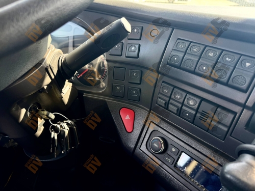 Седельный тягач 6х4 HONGYAN C500